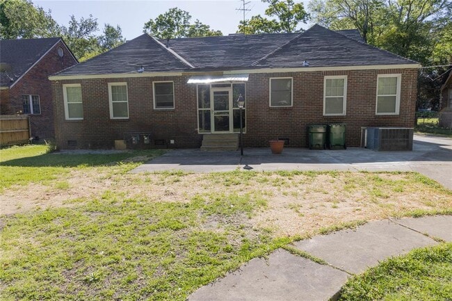 Building Photo - 3357 Lexington Rd