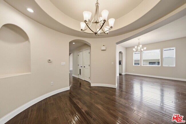 Foto del edificio - 320 S Swall Dr