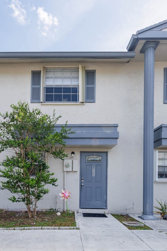 Foto principal - 8325 Fairway Rd