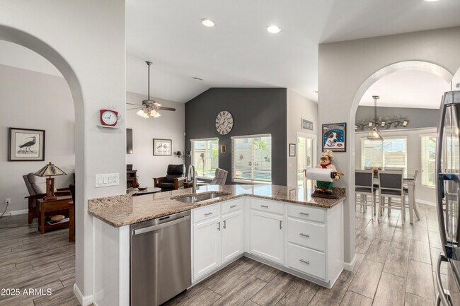 Foto del edificio - 16325 W Paradise Ln