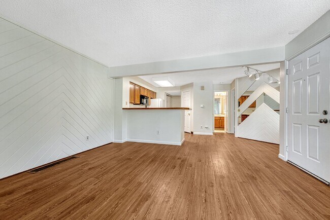 Building Photo - 1Bed/1Bath/1 Den + 1Attached Garage Townho...