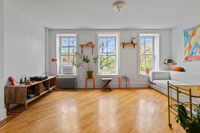 Building Photo - 55 Bainbridge St