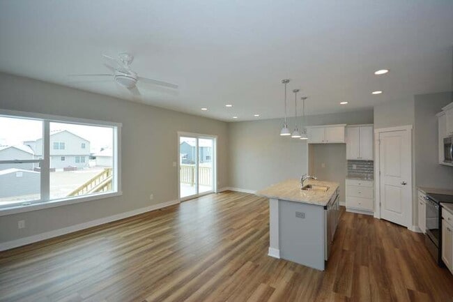 Building Photo - 5447 Rowling Dr