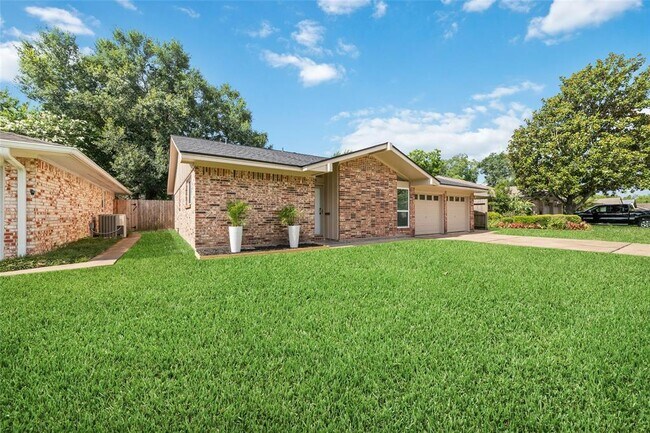 Building Photo - 5819 De Lange Ln