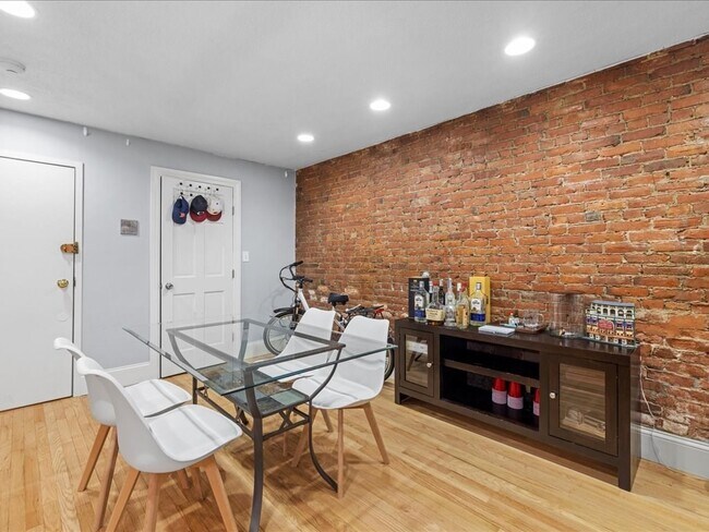 Building Photo - 407 Marlborough St