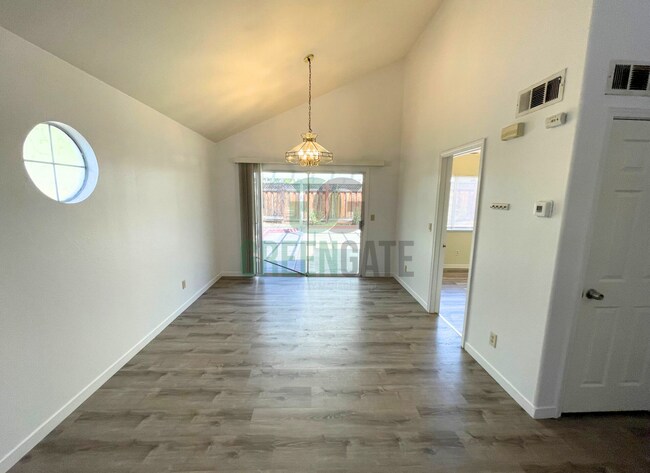 Foto del edificio - 2370 Russell St