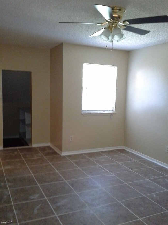 Building Photo - 2 br, 1.5 bath Townhome - 7675 Jana Ln S