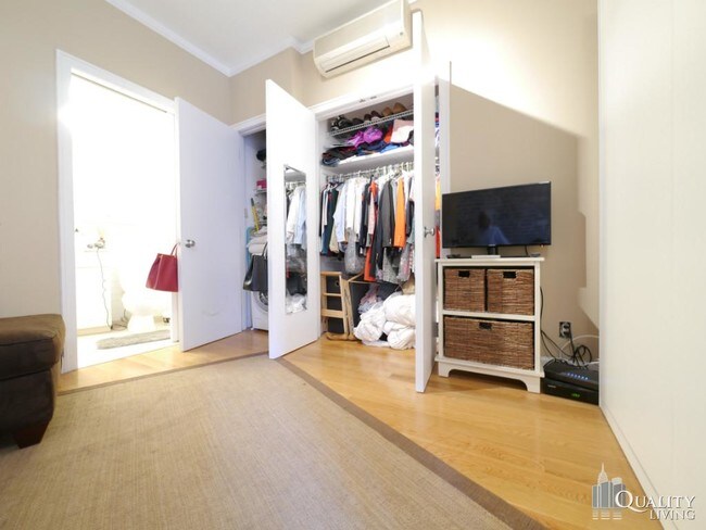 Foto del edificio - 252 W 10th St