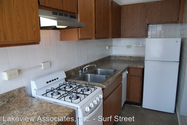 Building Photo - 530 W Diversey Pkwy