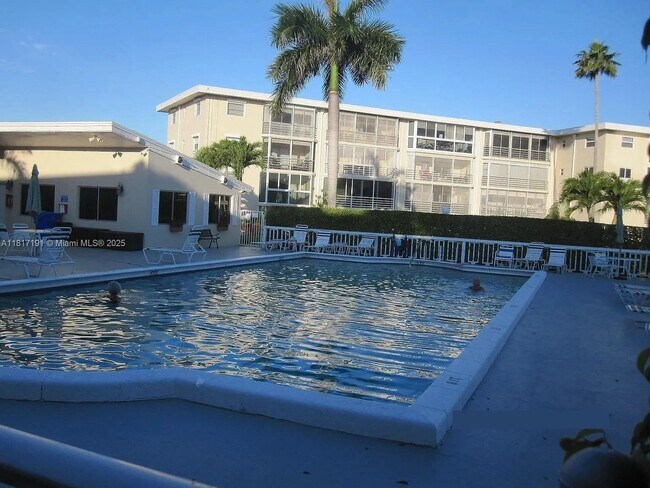 Foto del edificio - 2640 Garden Dr S