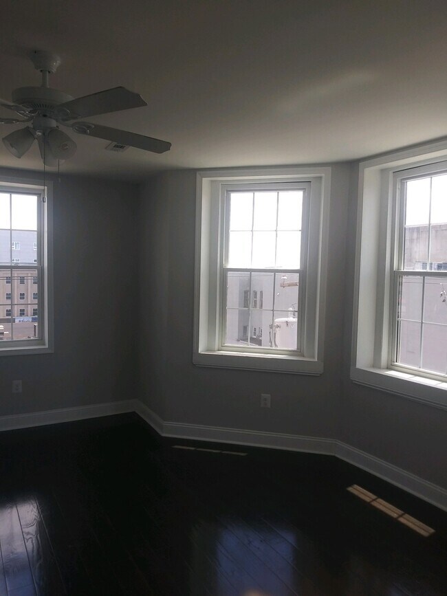 Building Photo - 1416 W Girard Ave