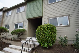 Building Photo - 1533 SE Stark St