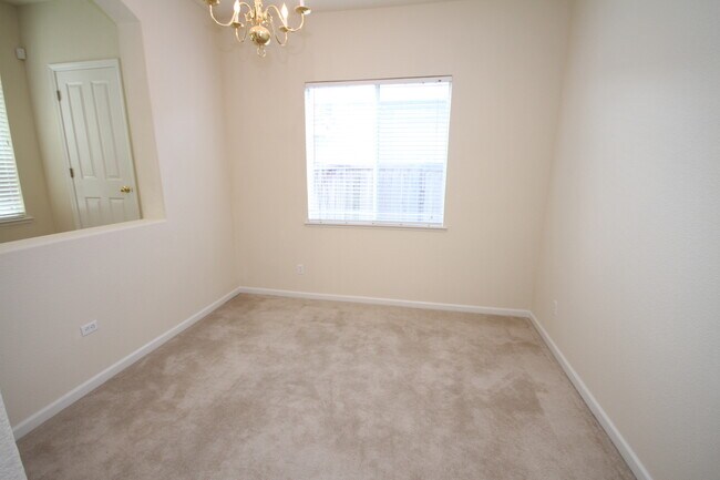 Foto del edificio - Located in Stonelake, 4 Bed, 2.5 Bath Elk ...