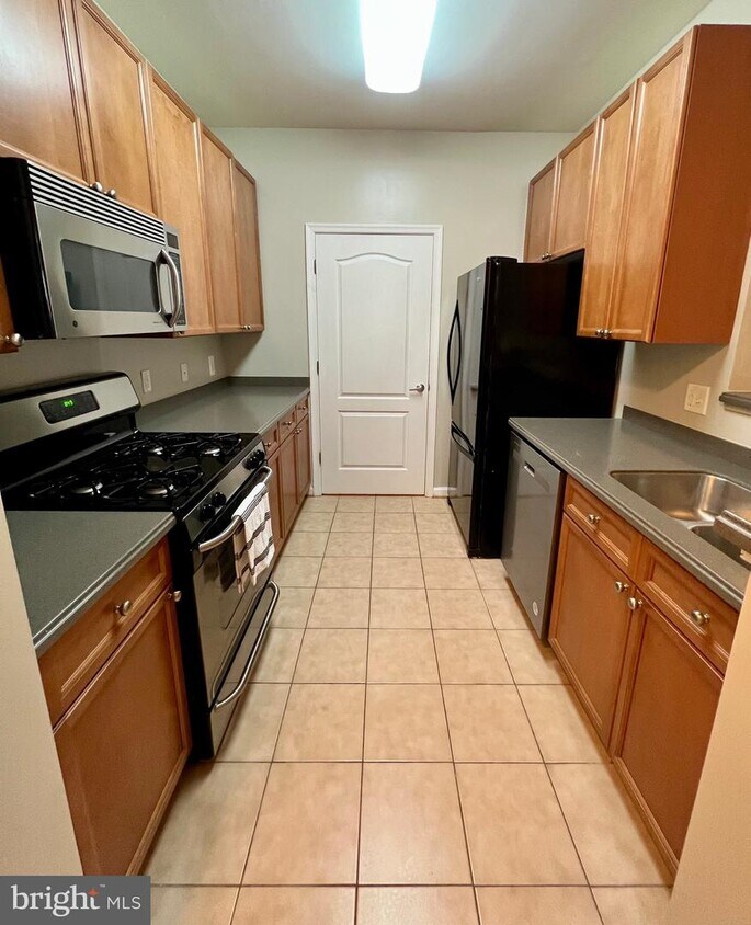 205 Meeting House Station Square Unit 101, Herndon, VA 20170 Room for