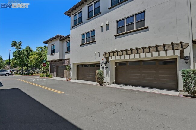Building Photo - 5838 W Las Positas Blvd
