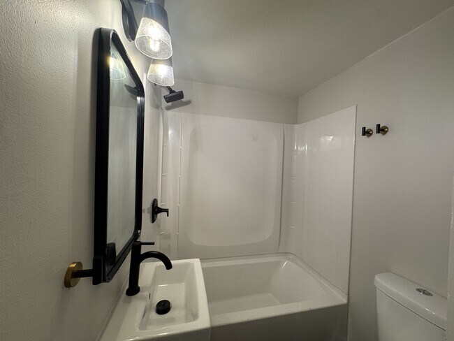 Building Photo - 1110 E Pin Oak Dr