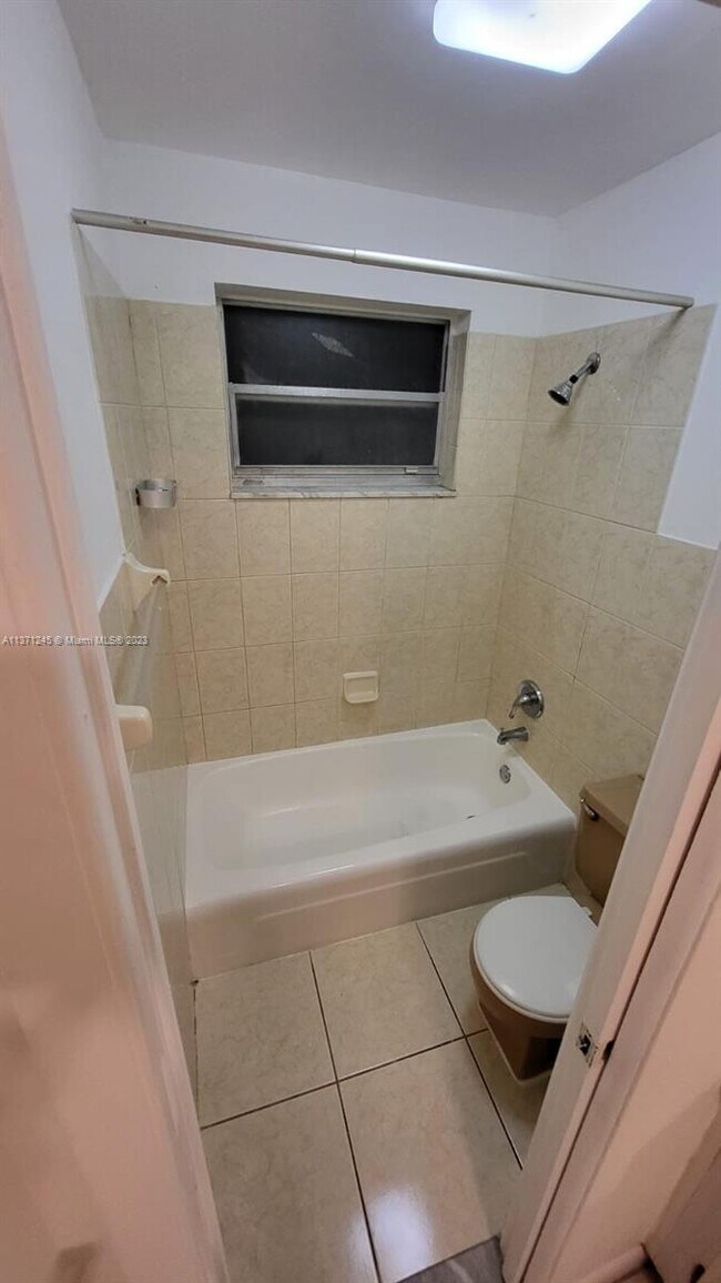 Foto del edificio - 1975 NE 135th St