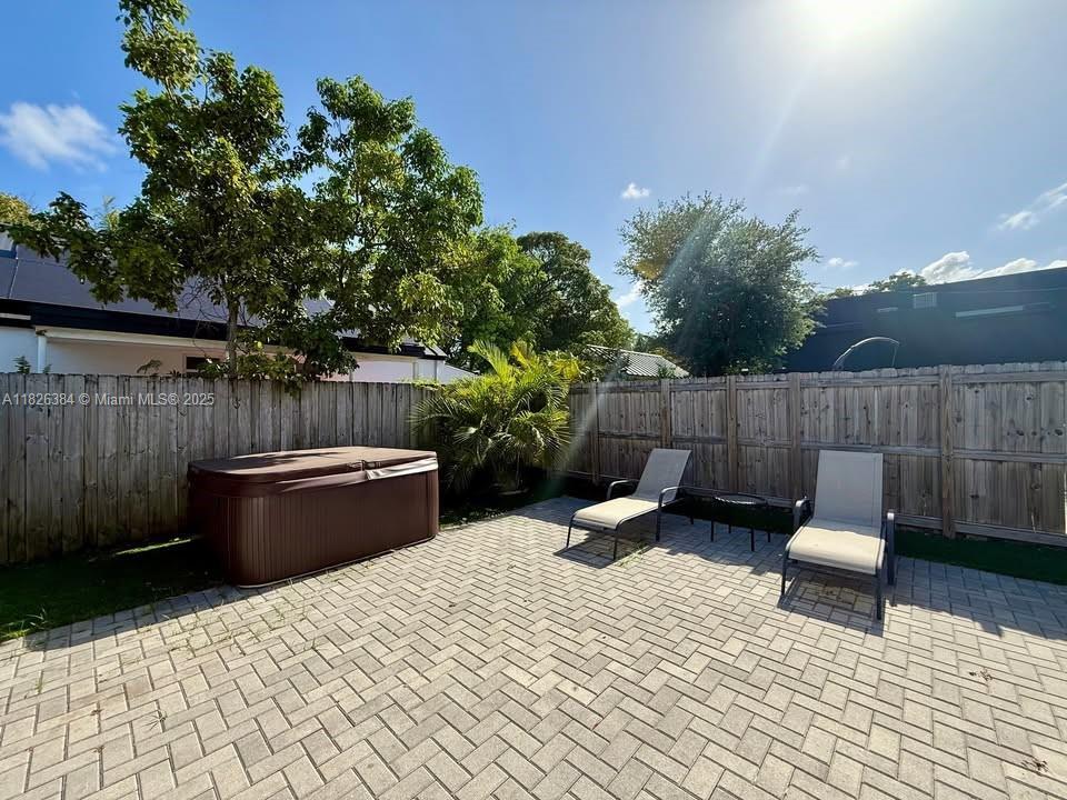 Foto principal - 100 NW 45th St