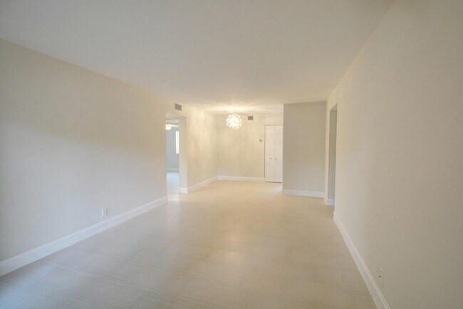 Building Photo - 703 Gardens Dr
