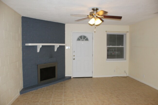 Building Photo - 3 BEDROOM DUPLEX, BISD