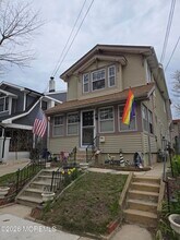 Building Photo - 904 Bergh St