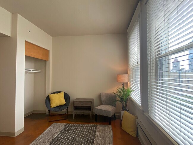Living - 488 Wabasha St N