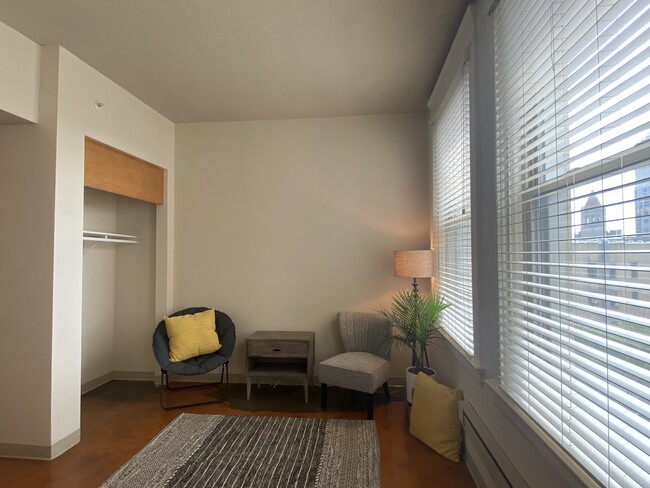 Living - 488 Wabasha St N