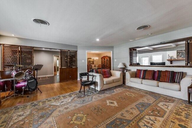 Foto del edificio - GORGEOUS RANCH-STYLE HOME ON WOODED 1.2 AC...