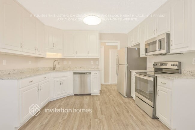 Building Photo - 115 E Lawn Dr