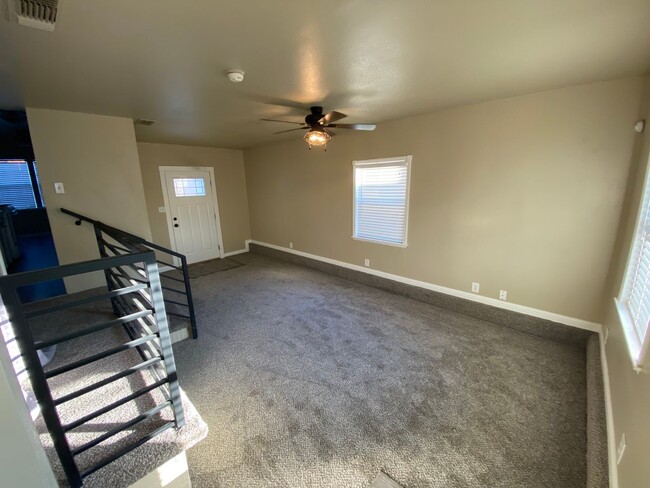 Building Photo - Updated 2 Bedroom Roseville Unit!