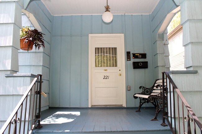 Building Photo - Super cute 2 Bedroom Upstairs Unit w/Nice Updates in the Heart of Buckman