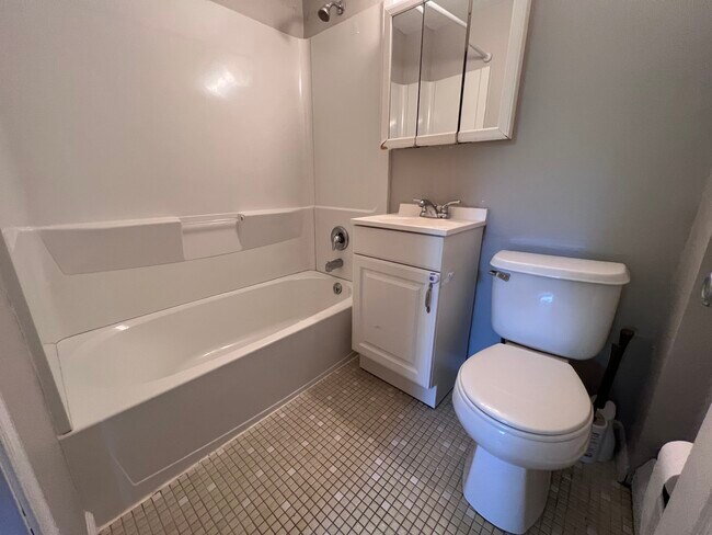 Baño - West Chester Apartments