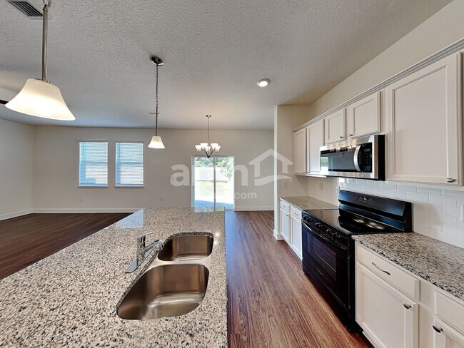 Foto del edificio - 4615 Reisswood Loop