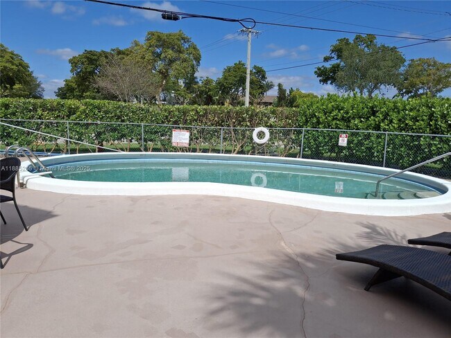 Foto del edificio - 5050 Bayview Dr