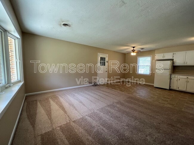 Building Photo - 5675 Livingston Dr