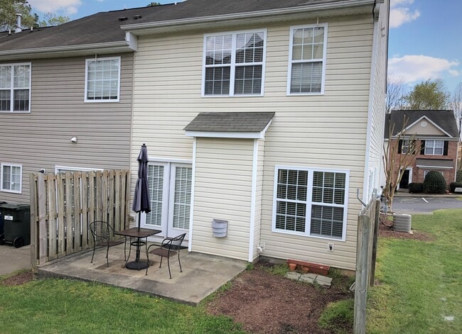 Enjoying the outdoors on the terrace! - 3403 Baton Rd
