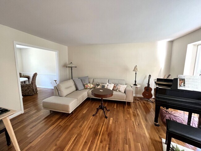 Building Photo - Springfield/Charlestown - 8319 Forrester B...