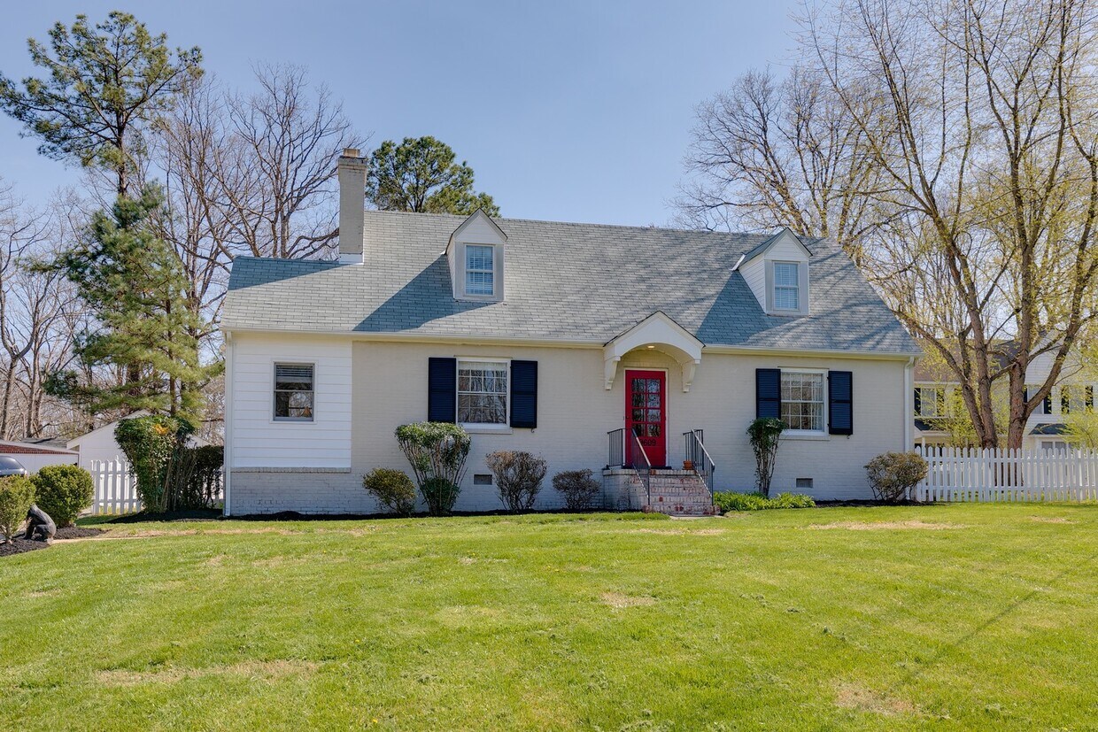 Primary Photo - Charming 4 Bed / 1.5 Bath Cape AVAILABLE N...