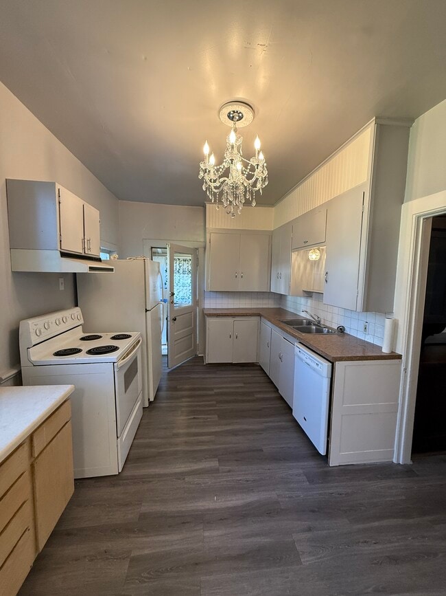 Kitchen - 1504 W Dean Ave