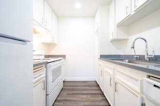 Building Photo - 1440 Oak Dr