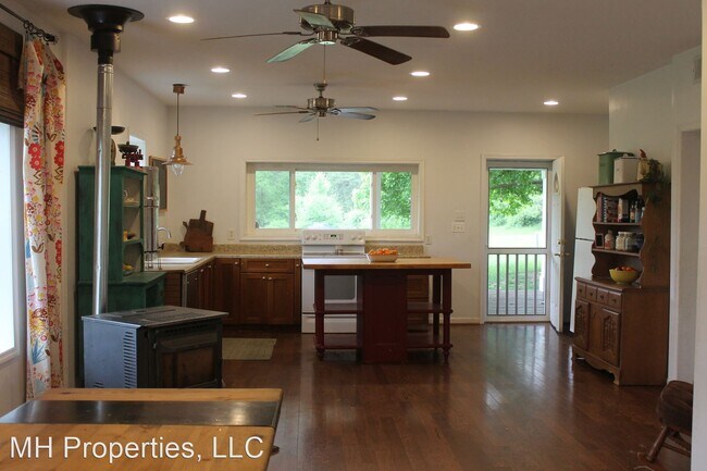 Building Photo - 3 br, 3 bath House - 1000 Main Ave