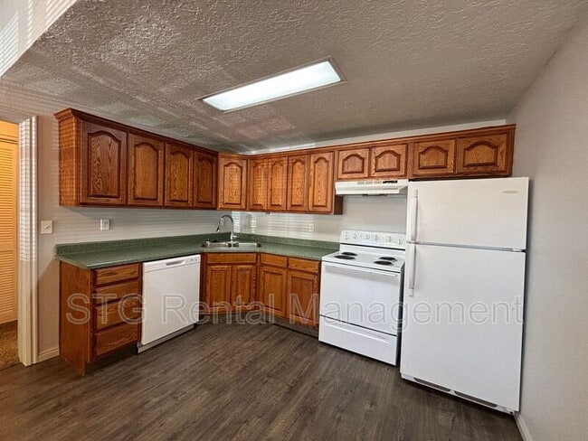 Building Photo - 600 N 2450 E