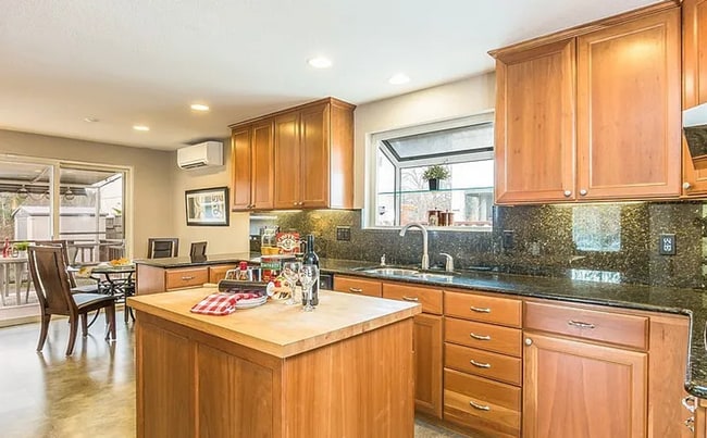Building Photo - Remodeled 3BR Home Near DT Seattle – A/C, ...