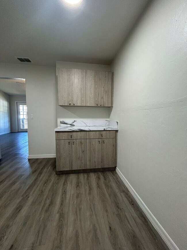 Building Photo - 2 bed 1 Bath Condo