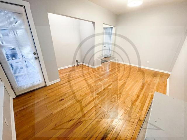 Building Photo - 2 bedroom in CHICAGO IL 60613