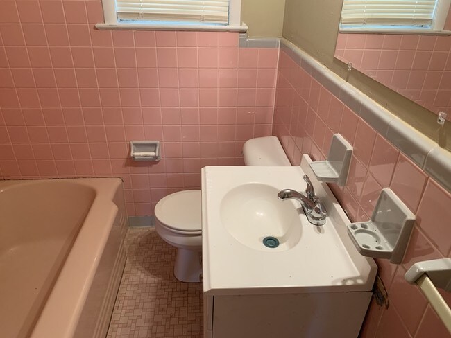Foto del edificio - 3 Bed/ 2 Bath Home in Eastlake – Pet-Friendly