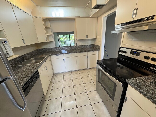 Foto del edificio - 5975 Forest Hill Blvd
