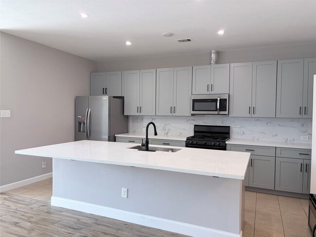 Foto del edificio - 10910 Woodwind Shadows Dr