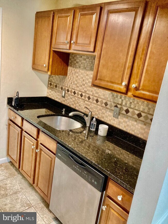 Building Photo - 3931 Lyndhurst Dr