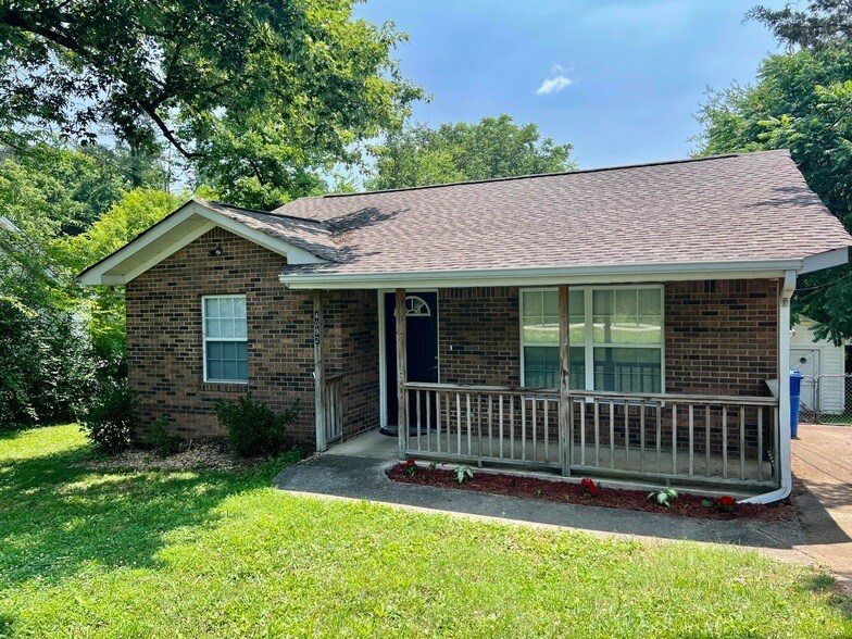 Primary Photo - 4092 University Dr